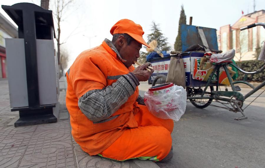 輸送帶廠家：暖心！老人高溫下賣菜城管買下送環衛工